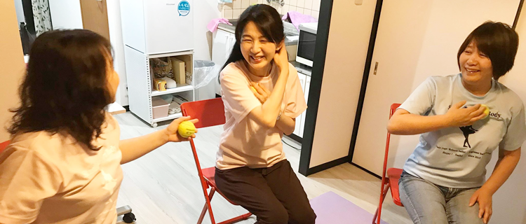 教室での語らい…カラダだけでなくココロのリフレッシュも大切にするレッスンです。