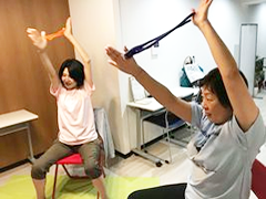 タオルを使って、やさしいポーズからスタート